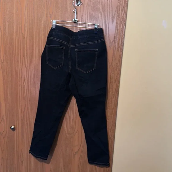 Beautiful NINE WEST pull on jeans - Picture 7 of 9